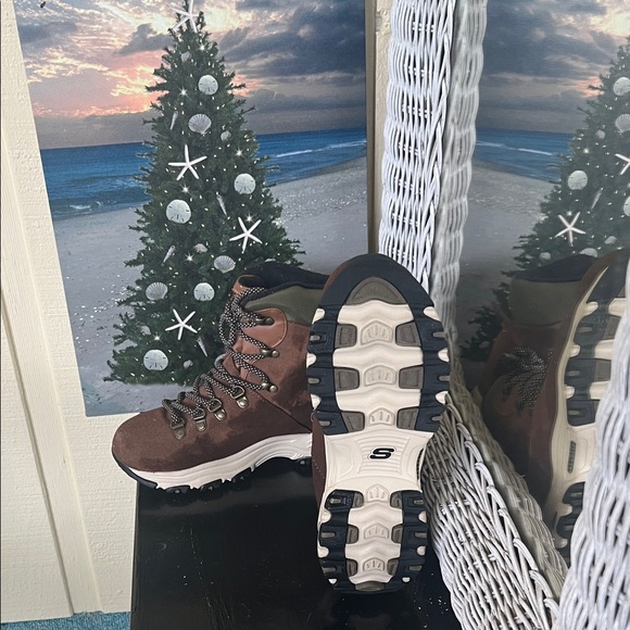 Waterproof Brown Hiking Boots. Women 5.5 - Picture 4 of 4